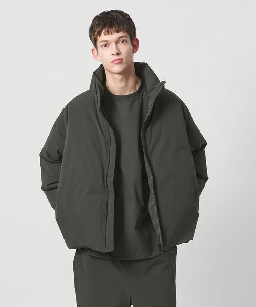 オリーブカラーのダウンジャケットを着たコーデ