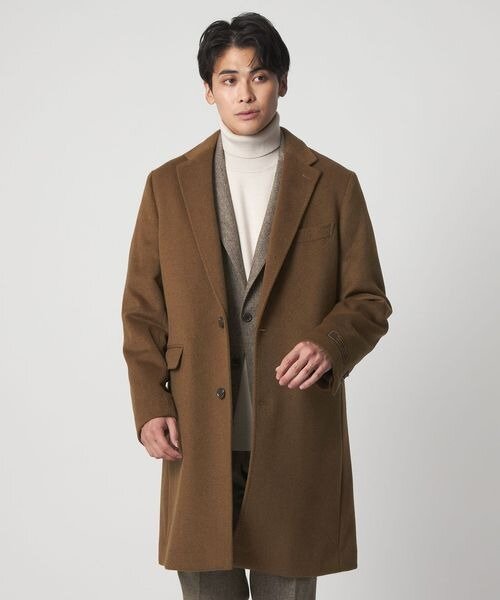 スーツにチェスターコートを着たコーデ