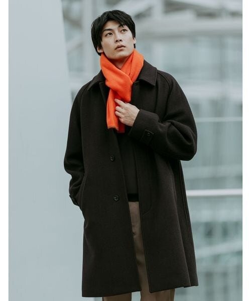 ステンカラーコートにオレンジのマフラーをしたコーデ