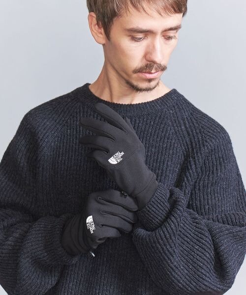 厚手のニットに手袋をしたコーデ