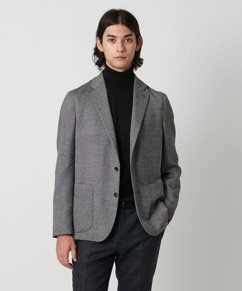 タートルネックにジャケットをあわせたコーデ