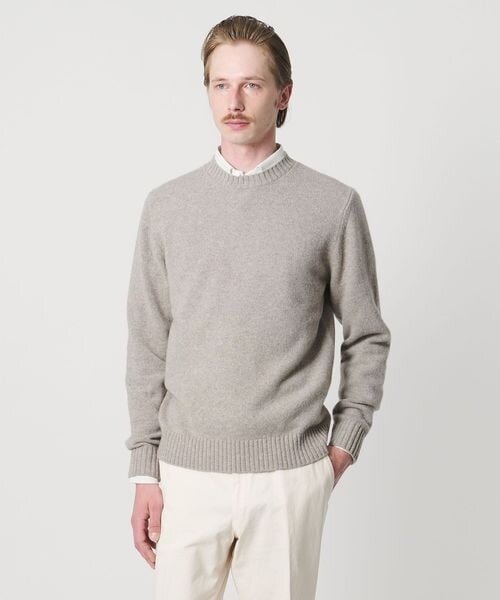 薄手のニットにシャツをレイヤードしたコーデ