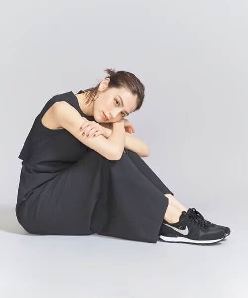 黒のスニーカーを履いた女性