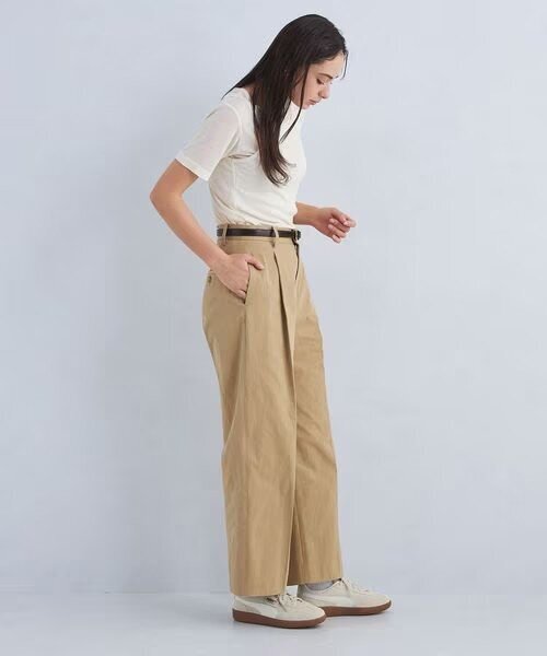 ベージュのスニーカーを履いた女性