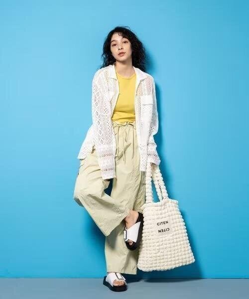 カーゴパンツを履いた女性