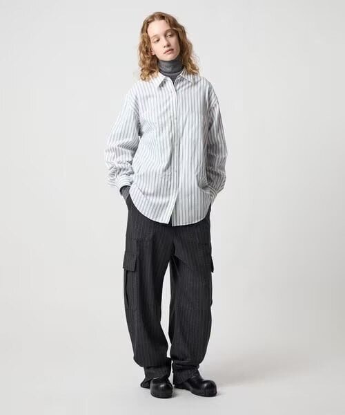 カーゴパンツを履いた女性