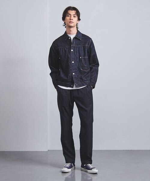 デニムジャケットを着た男性