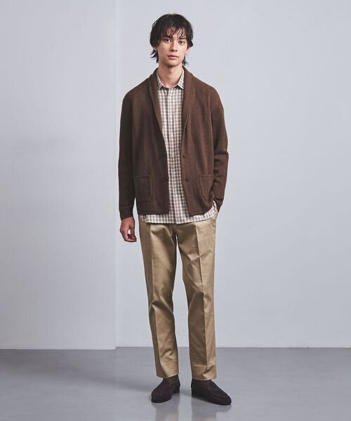 茶系の服でまとめたコーデの男性