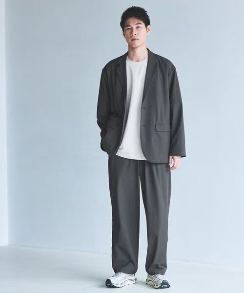 モノトーンコーデの男性