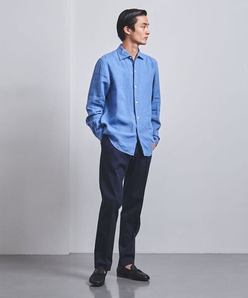 ブルーのシャツを着た男性