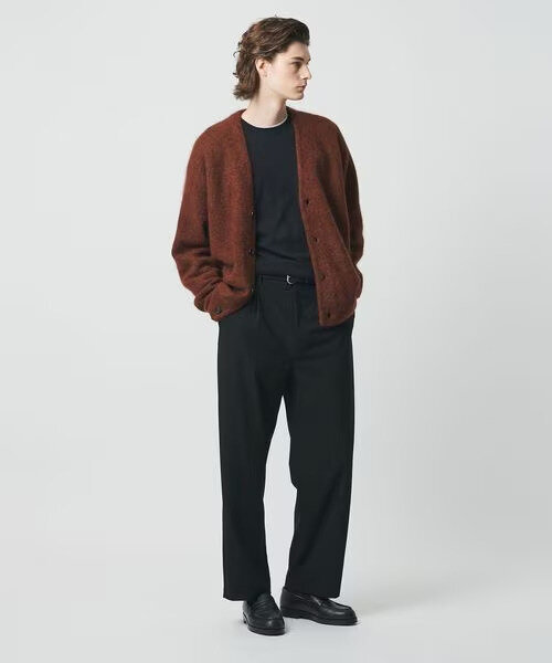 茶色のカーディガンを着た男性