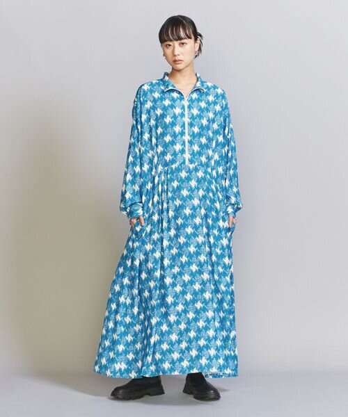 水色のゆったりしたワンピースを着た女性