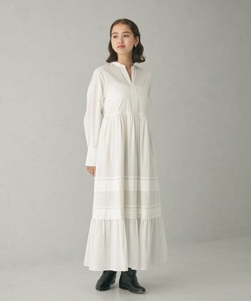 白のロングワンピースを着た女性