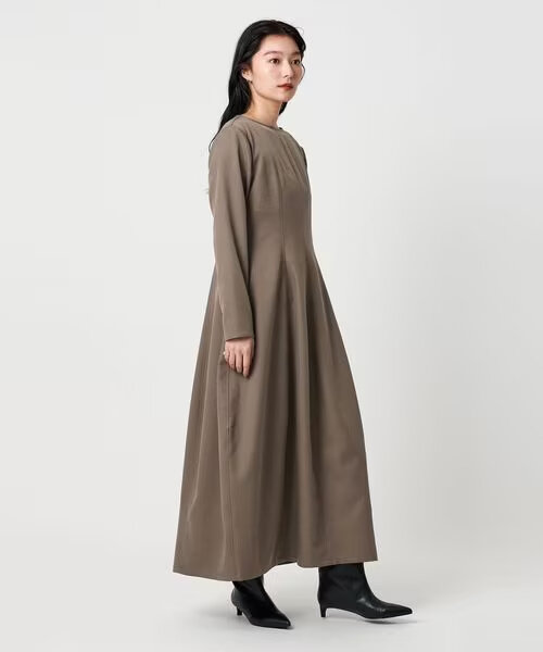 茶色のロングワンピースを着た女性