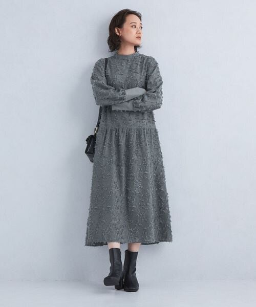 グレーのワンピースを着た女性