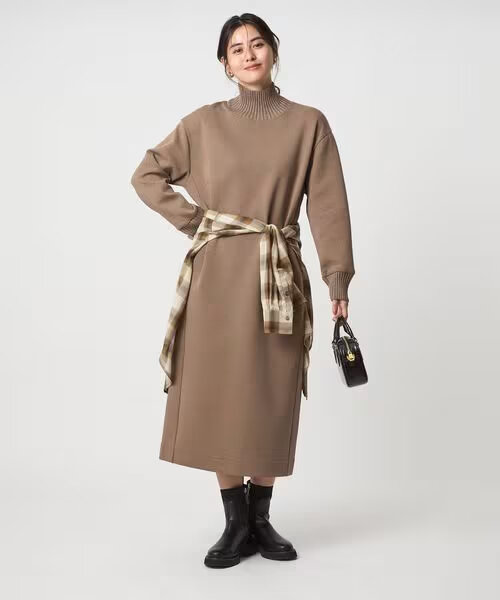 茶色のワンピースを着た女性