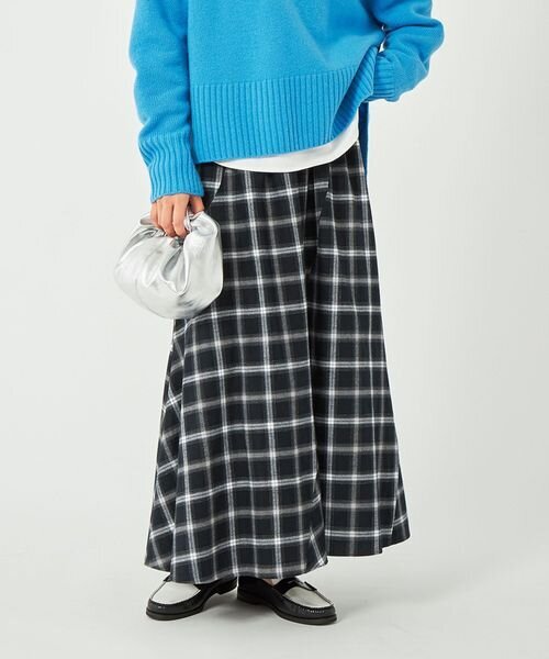 ロングスカートをはいた女性