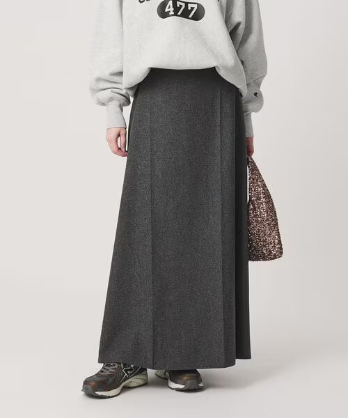 ロングスカートをはいた女性