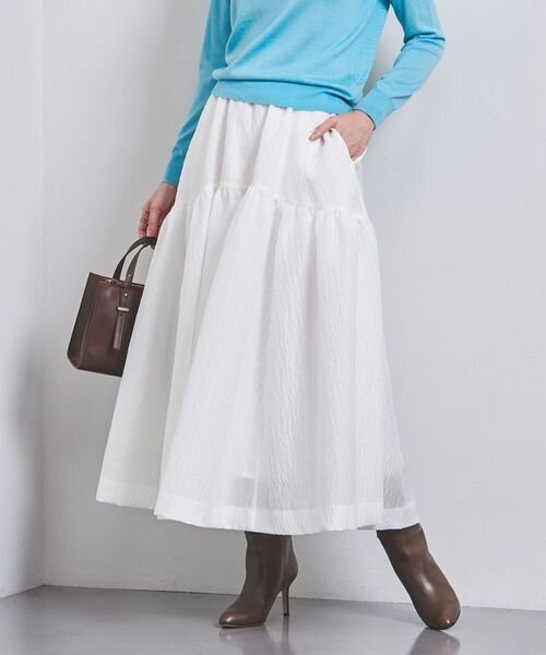 ロングスカートをはいた女性