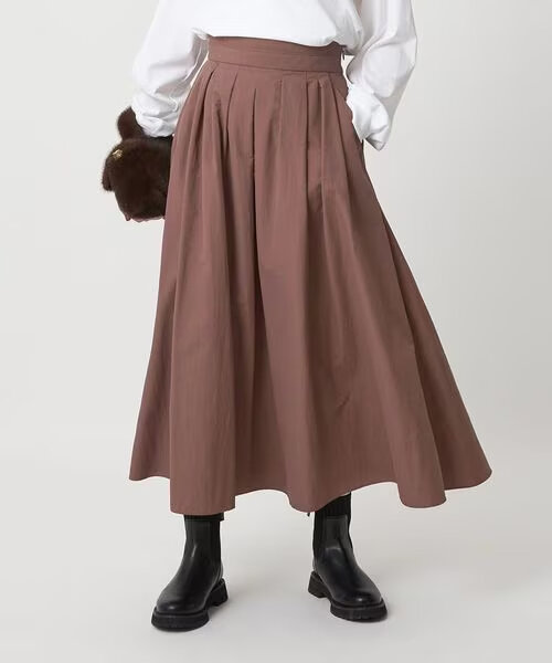 ロングスカートをはいた女性