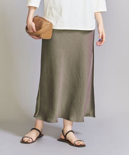 ロングスカートをはいた女性