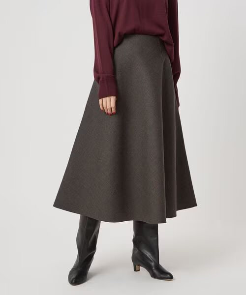 ロングスカートをはいた女性