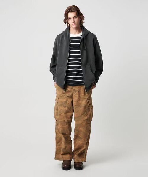 カーゴパンツをはいた男性