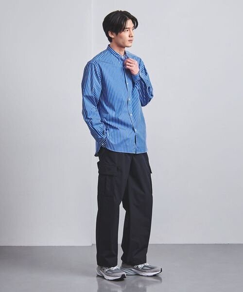 カーゴパンツをはいた男性