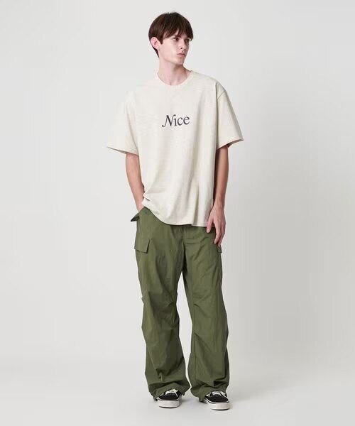 カーゴパンツをはいた男性