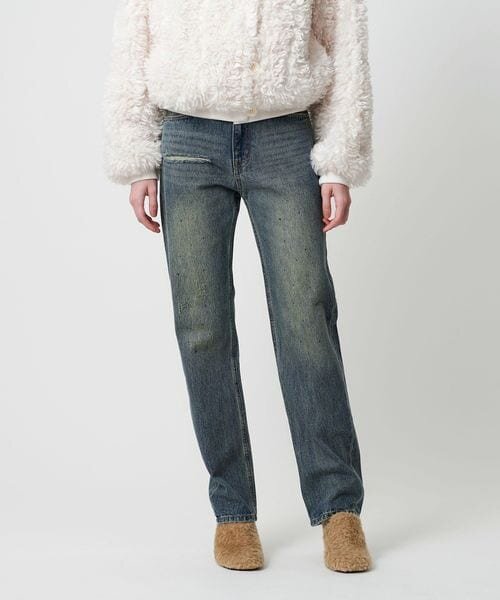 ストレートシルエットのデニムパンツをはいた女性