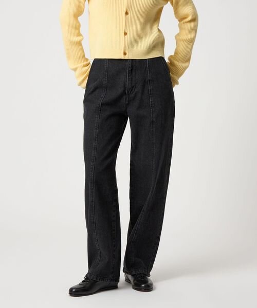 黒のデニムパンツをはいた女性