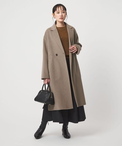 ロングコートを着用する女性