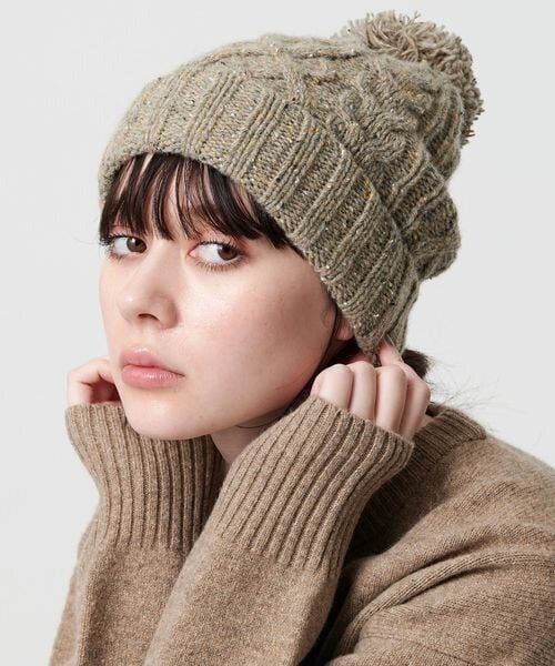 ニット帽を着用する女性