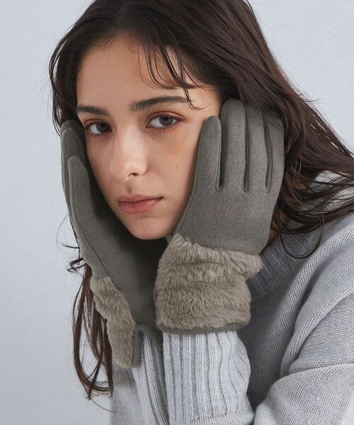 手袋を着用している女性