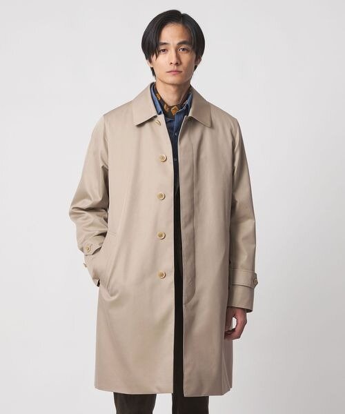ステンカラーコートを着た男性