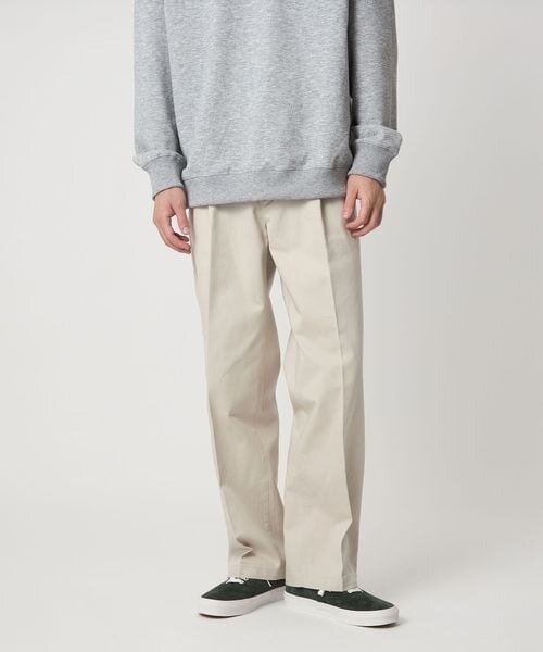 チノパンツをはいた男性