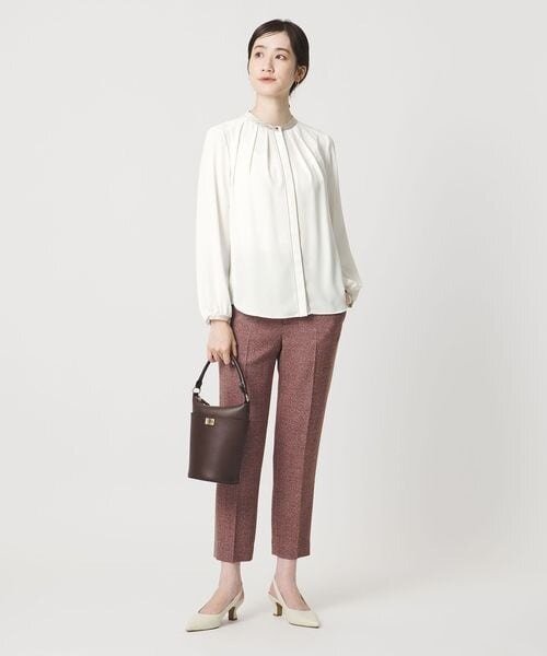 オフィスカジュアルファッションの女性