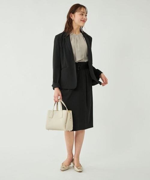 ビジネスカジュアルファッションの女性