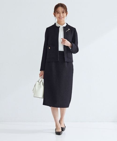 ツイード生地のスーツの女性