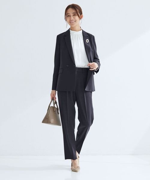 黒のジャケットにテーパードパンツをあわせたコーデ