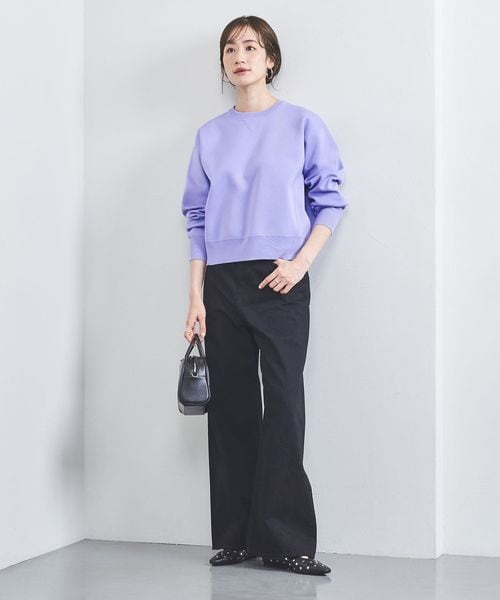 紫のニットを着た女性