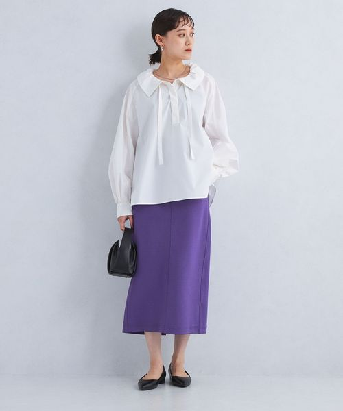 紫のスカートをはいた女性