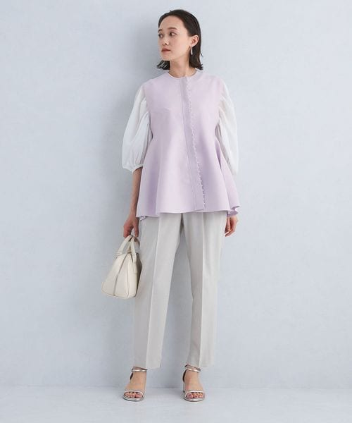 薄い紫とベージュのコーデ