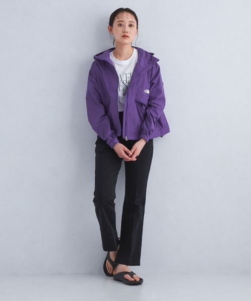 紫のパーカーを着た女性