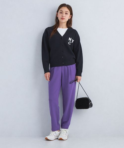 紫のパンツをはいた女性