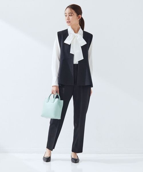 セミフォーマルなパンツコーデ