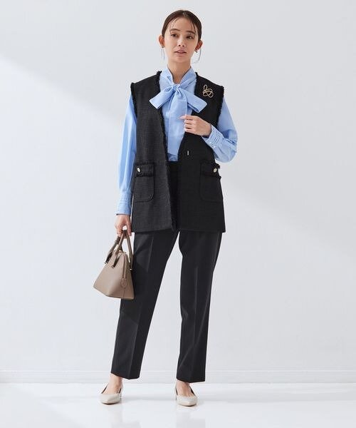 ジレでお尻まわりをカバーした女性