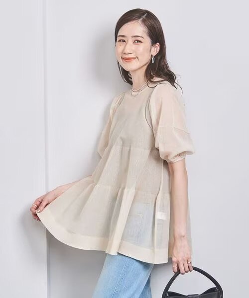 ベージュのブラウスを着た女性