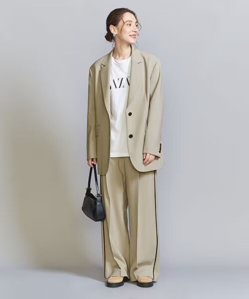 ベージュのセットアップを着た女性