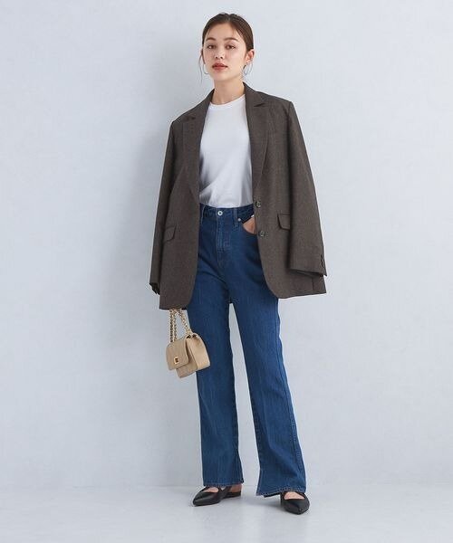 インディゴブルーのデニムパンツをはいた女性